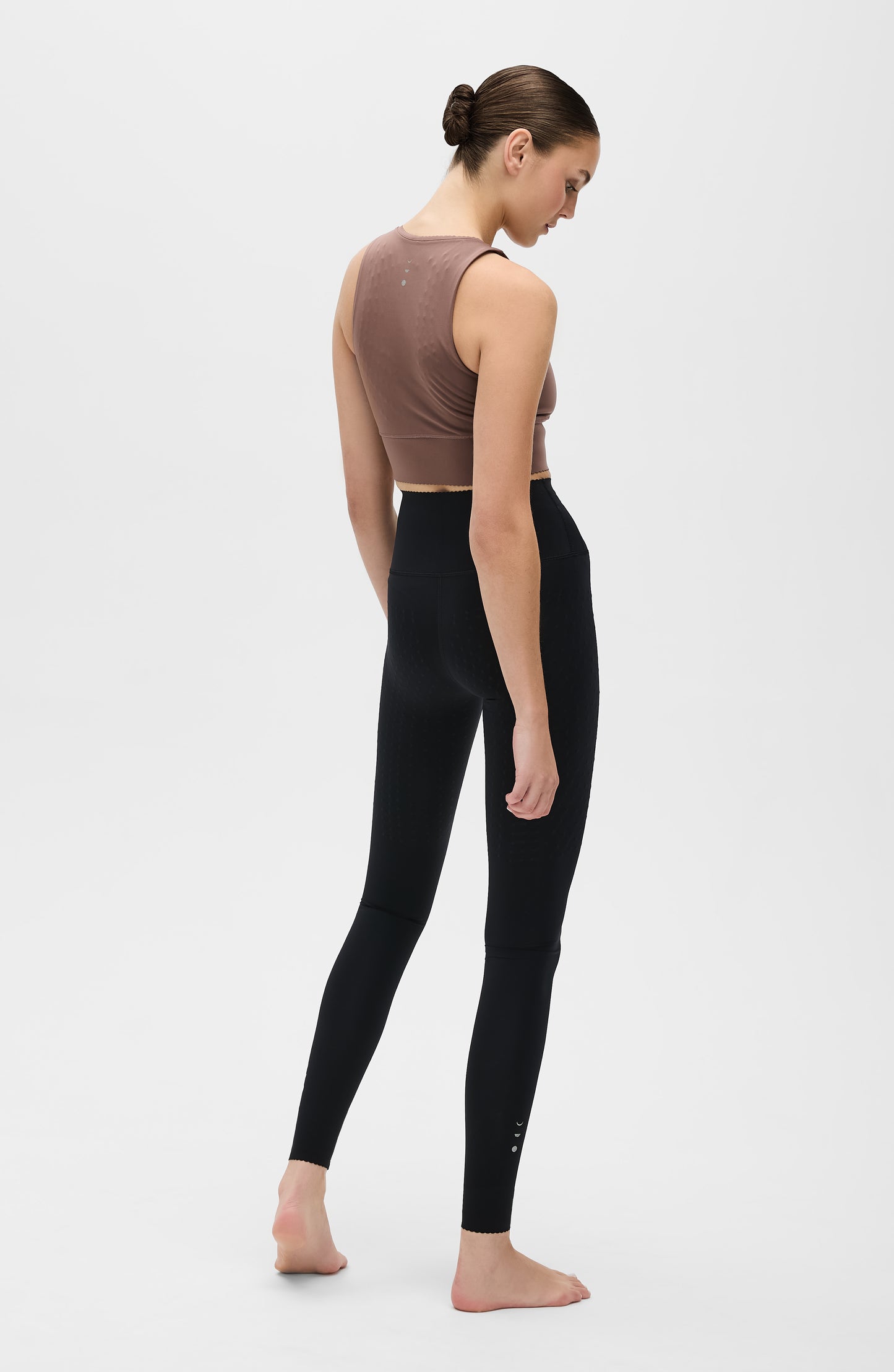 Adorn leggings in black & Adorn bra in cappuccino featuring an elegant scallop trim, made from OEKO-TEX® certified compression fabric with Elastique’s MicroPerle® technology to promote lymphatic drainage, boost circulation, reduce fatigue, and smooth the skin.