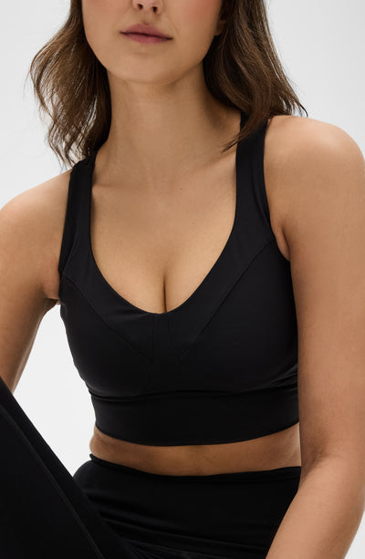 Model wearing the Le Divine bra in black, made from OEKO-TEX® certified compression fabric with Elastique’s MicroPerle® technology to enhance circulation, promote lymphatic drainage, and relieve pain.