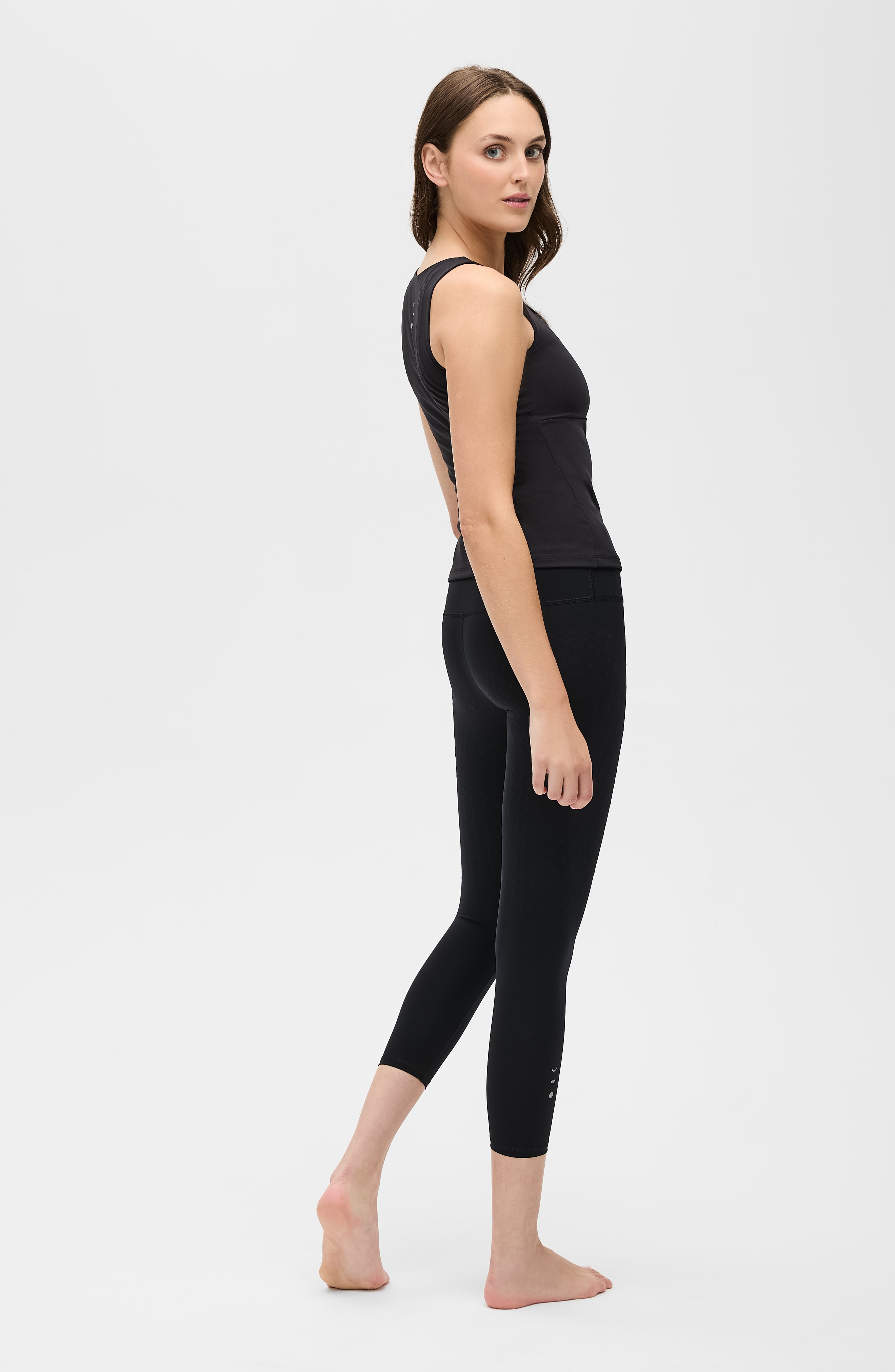 L’Original Leggings 21'' in black with matching L’Original Tank, made from OEKO-TEX® certified compression fabric featuring Elastique’s MicroPerle® technology to promote lymphatic drainage, enhance blood circulation, reduce fatigue, and smooth the skin.