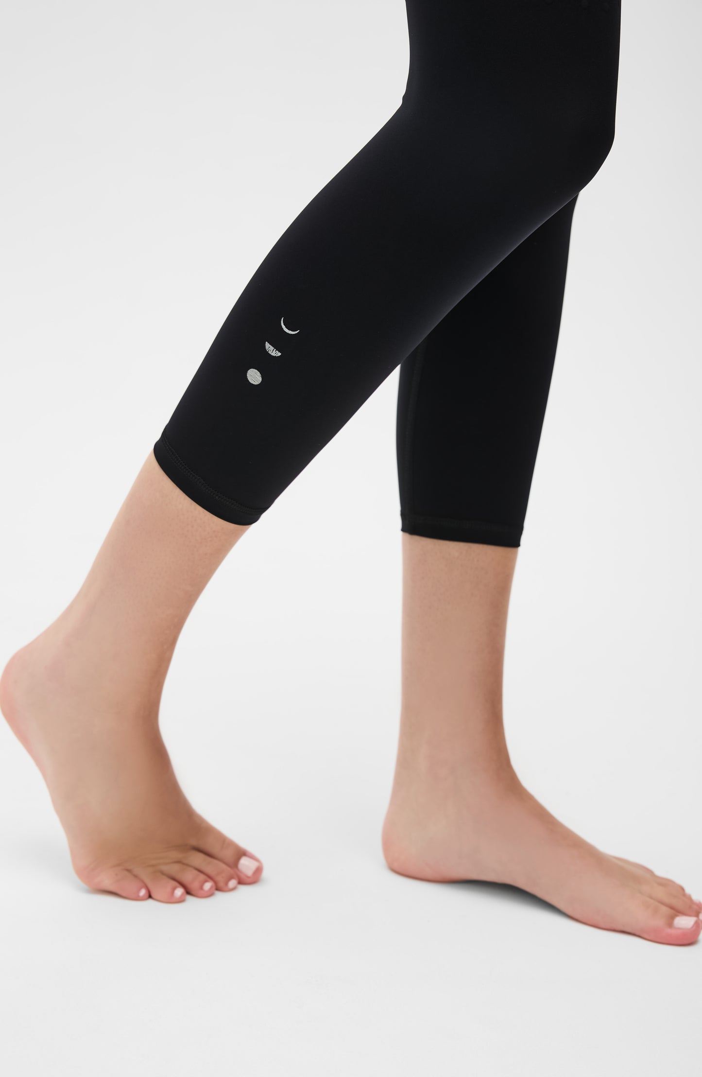 L’Original Leggings 21'' capri length in black with matching L’Original Bra, made from OEKO-TEX® certified compression fabric featuring Elastique’s MicroPerle® technology to promote lymphatic drainage, enhance blood circulation, reduce fatigue, and smooth the skin.