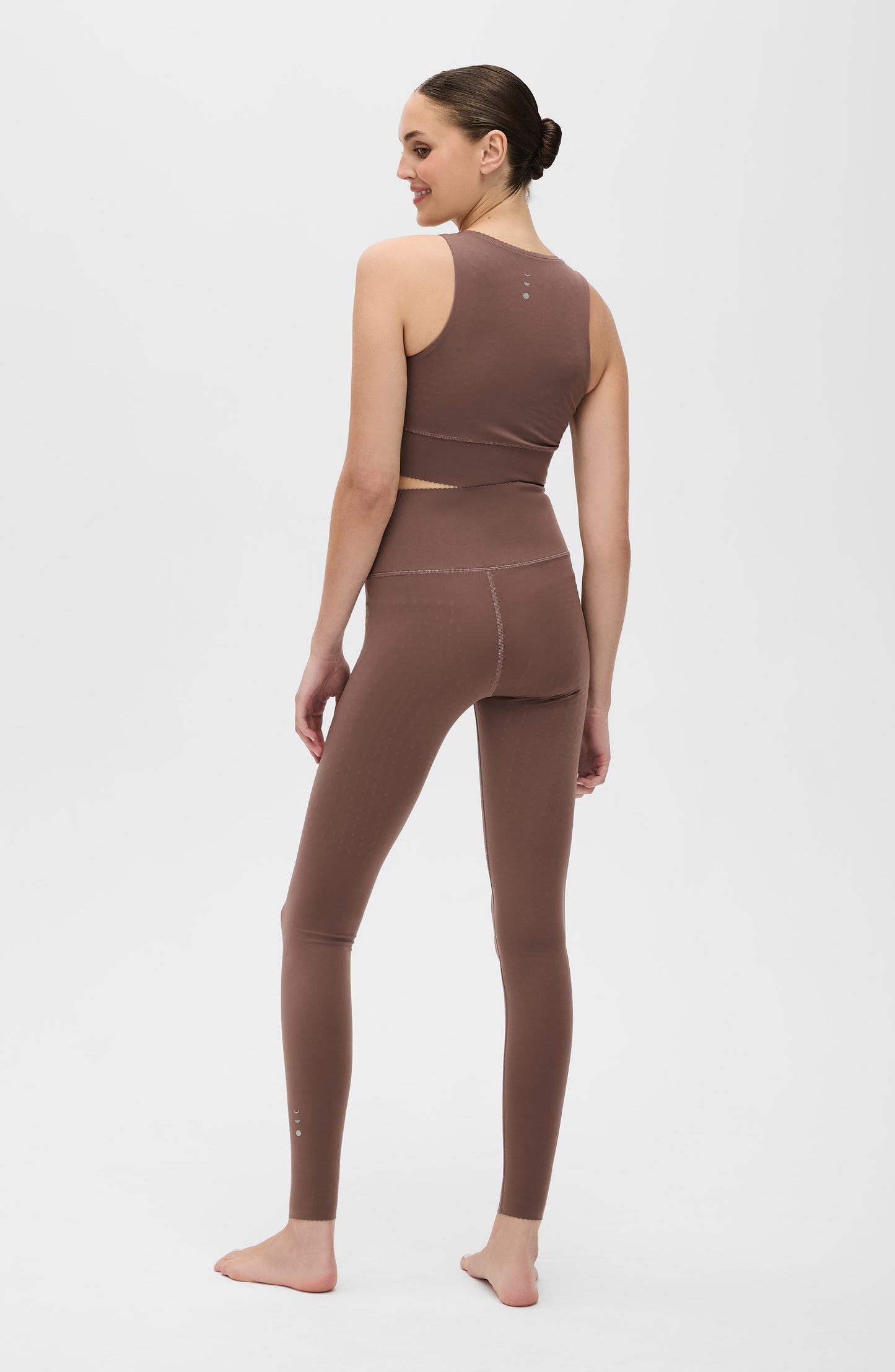 Adorn leggings in cappuccino color featuring an elegant scallop trim, made from OEKO-TEX® certified compression fabric with Elastique’s MicroPerle® technology to promote lymphatic drainage, boost circulation, reduce fatigue, and smooth the skin.