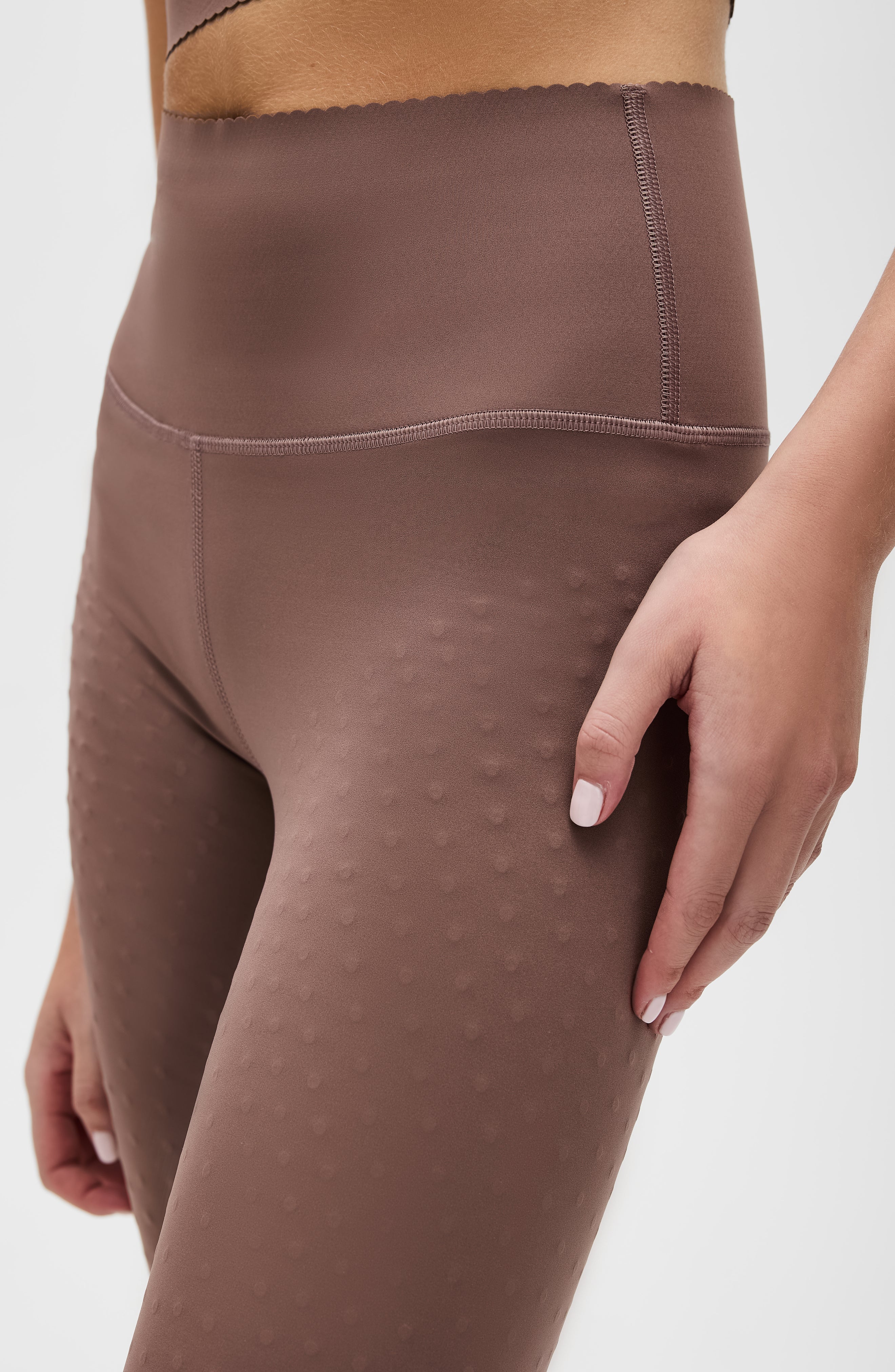 Adorn leggings in cappuccino color featuring an elegant scallop trim, made from OEKO-TEX® certified compression fabric with Elastique’s MicroPerle® technology to promote lymphatic drainage, boost circulation, reduce fatigue, and smooth the skin.