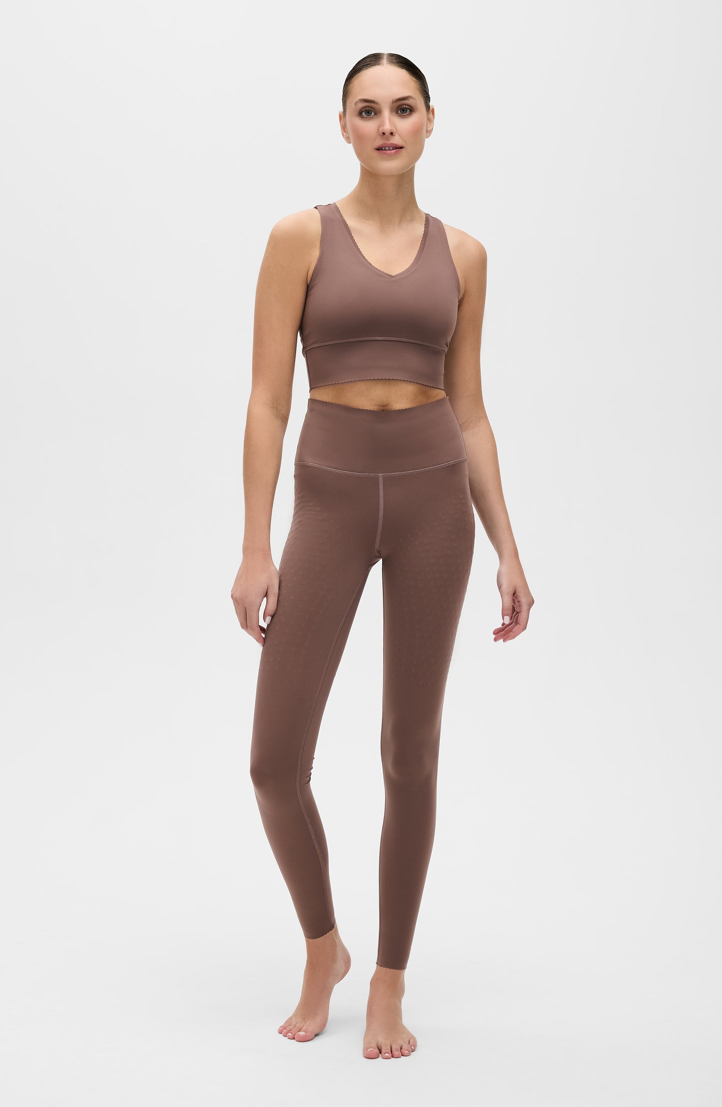 Adorn leggings in cappuccino color featuring an elegant scallop trim, made from OEKO-TEX® certified compression fabric with Elastique’s MicroPerle® technology to promote lymphatic drainage, boost circulation, reduce fatigue, and smooth the skin.
