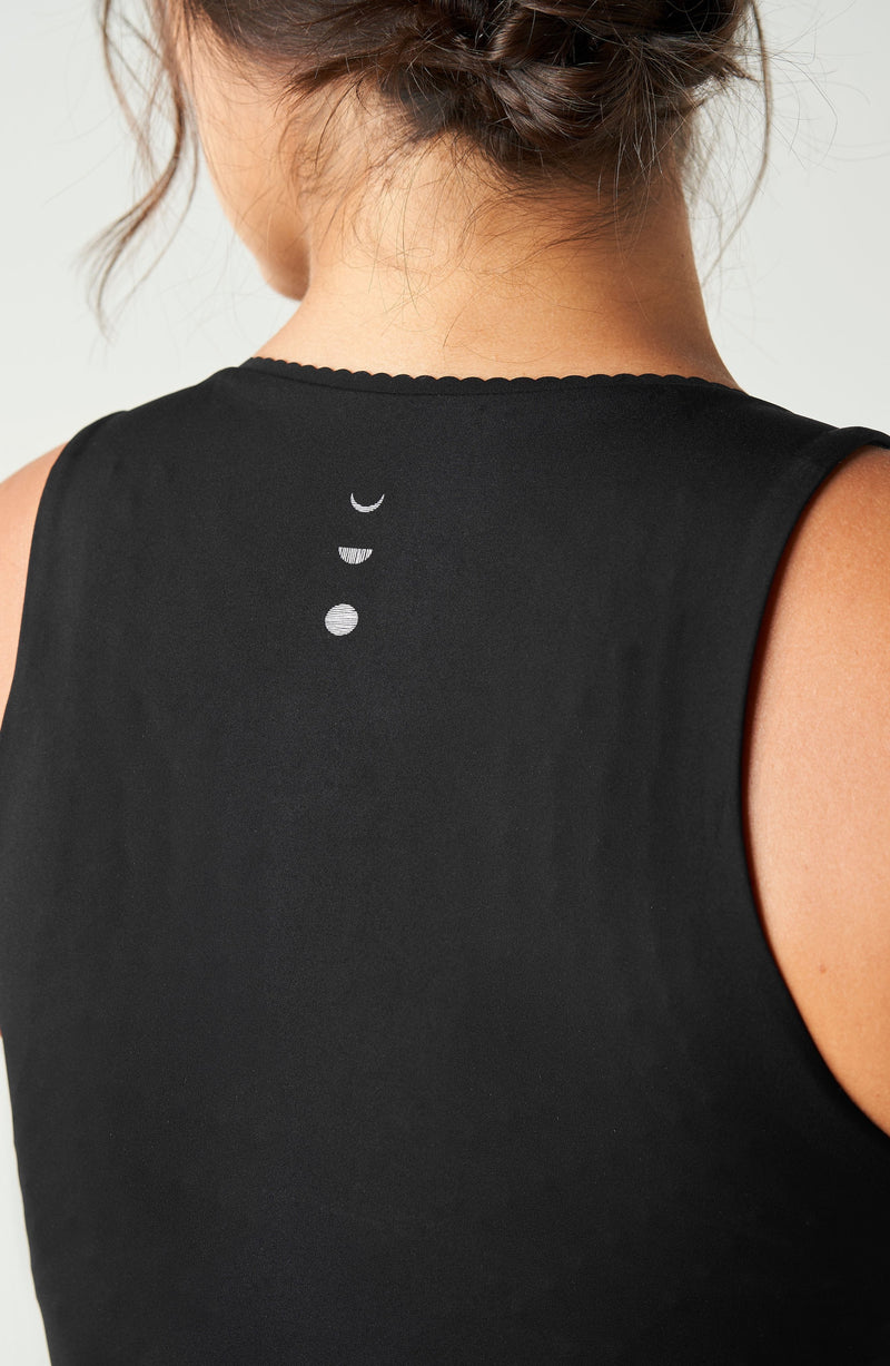 Adorn tank in black featuring an elegant scallop trim, made from OEKO-TEX® certified compression fabric with Elastique’s MicroPerle® technology to promote lymphatic drainage, boost circulation, and reduce fatigue.