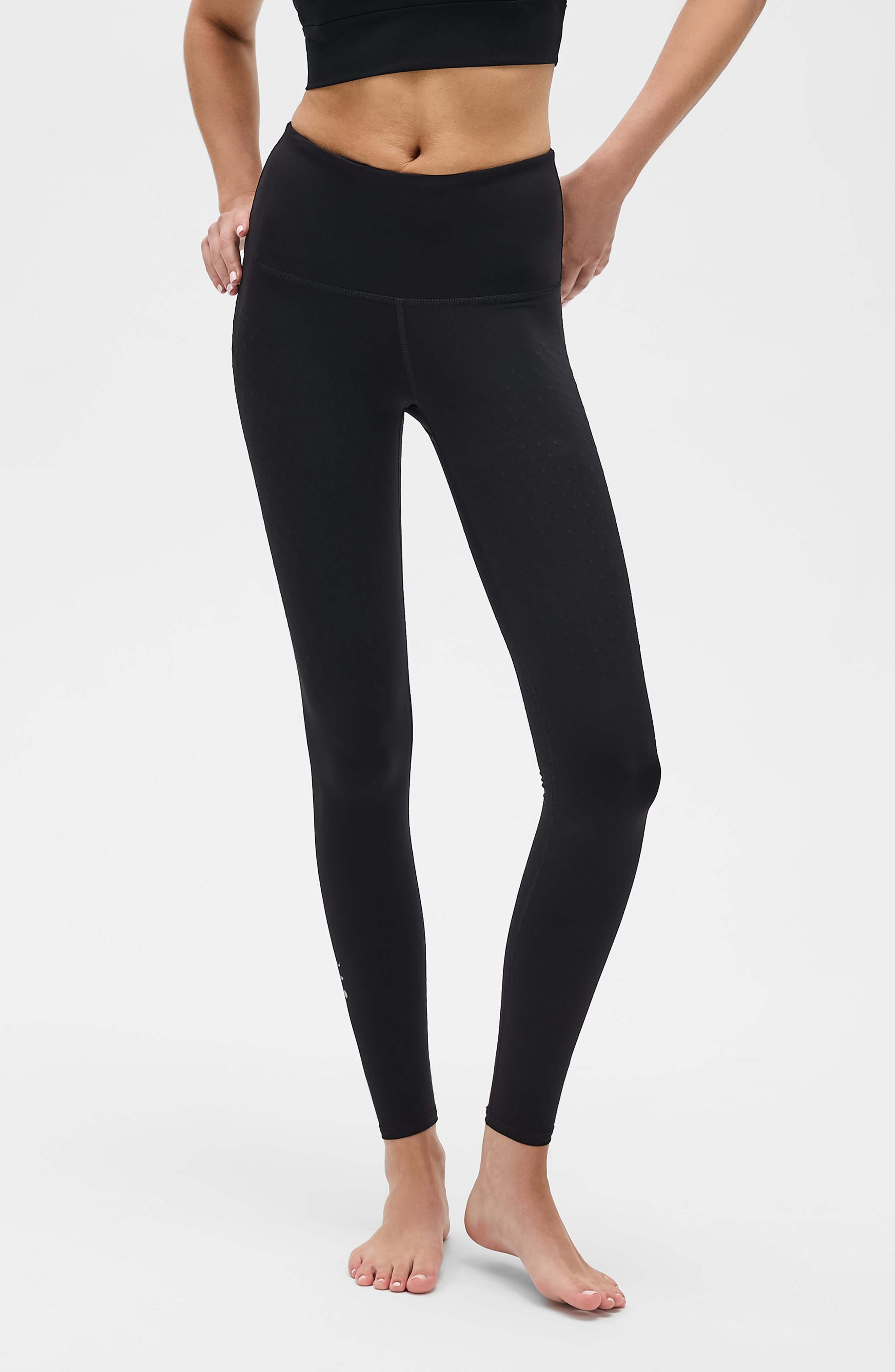 L’Original Leggings in black with matching L’Original Bra, made from OEKO-TEX® certified compression fabric featuring Elastique’s MicroPerle® technology to promote lymphatic drainage, enhance blood circulation, reduce fatigue, and smooth the skin.