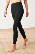Adorn leggings in black featuring an elegant scallop trim, made from OEKO-TEX® certified compression fabric with Elastique’s MicroPerle® technology to promote lymphatic drainage, boost circulation, reduce fatigue, and smooth the skin.
