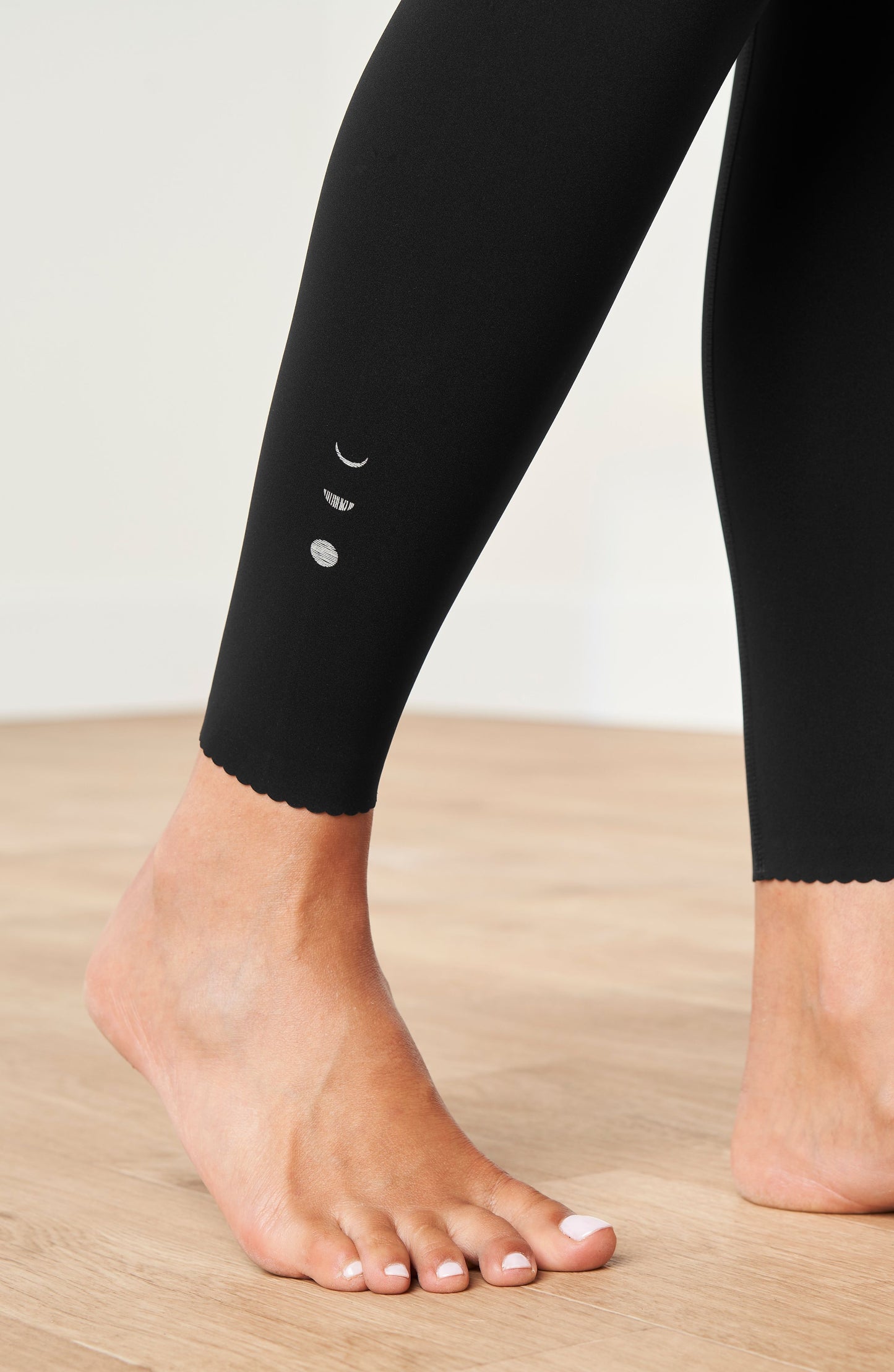 Adorn leggings in black featuring an elegant scallop trim, made from OEKO-TEX® certified compression fabric with Elastique’s MicroPerle® technology to promote lymphatic drainage, boost circulation, reduce fatigue, and smooth the skin.