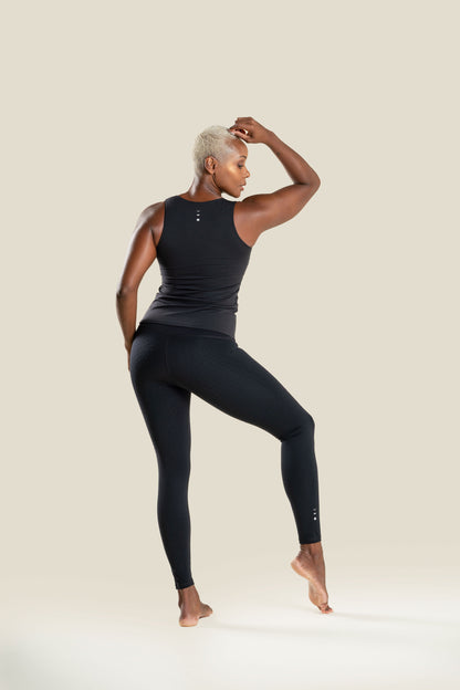 Model wearing L'Original Tank in black with MicroPerle in the back for lymphatic drainage, compression, reduce fatigue