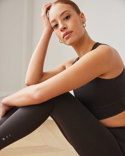 L'Original leggings 25'' in java colour with OEKO-tex certified compression fabric, our MicroPerle® technology for lymphatic drainage, better circulation, reducing fatigue, smoother skin