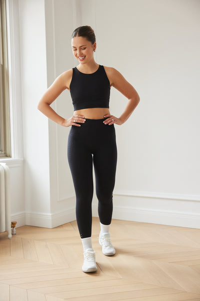 L'Original leggings 27'' in black with OEKO-tex certified compression fabric, our MicroPerle® technology for lymphatic drainage, better circulation, reducing fatigue, smoother skin