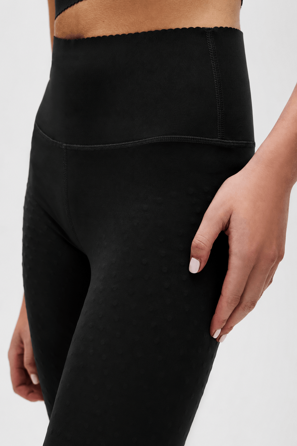 Adorn leggings in black featuring an elegant scallop trim, made from OEKO-TEX® certified compression fabric with Elastique’s MicroPerle® technology to promote lymphatic drainage, boost circulation, reduce fatigue, and smooth the skin.
