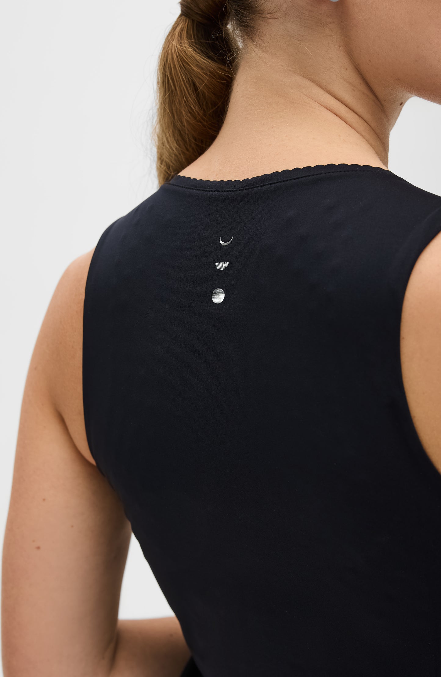 Adorn tank in black featuring an elegant scallop trim, made from OEKO-TEX® certified compression fabric with Elastique’s MicroPerle® technology to promote lymphatic drainage, boost circulation, and reduce fatigue.