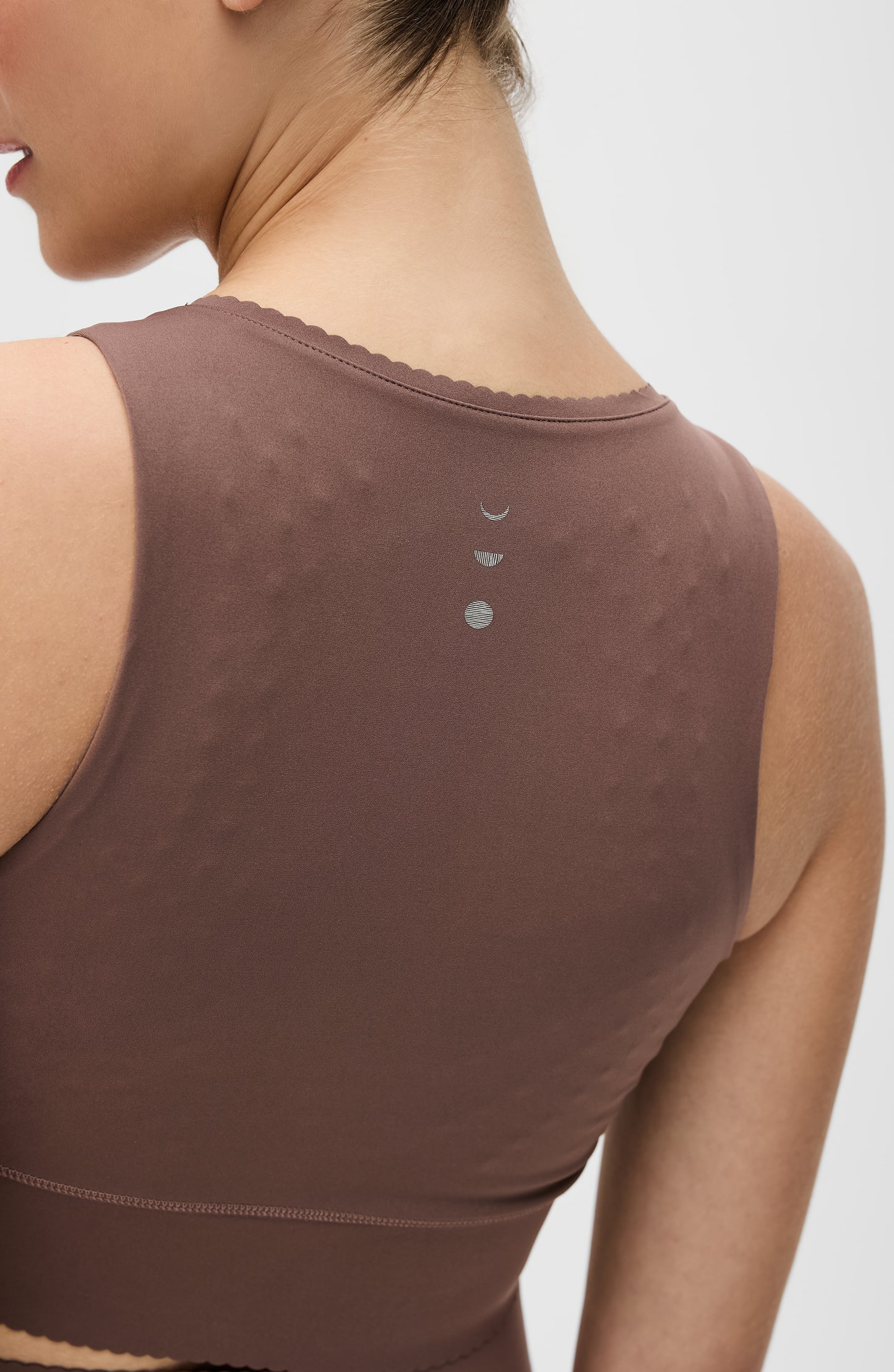 Adorn bra in cappuccino color featuring an elegant scallop trim, crafted from OEKO-TEX® certified compression fabric with Elastique’s MicroPerle® technology to promote lymphatic drainage, improve circulation, and reduce fatigue.