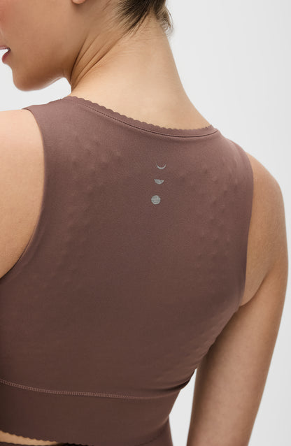 Adorn bra in cappuccino color featuring an elegant scallop trim, crafted from OEKO-TEX® certified compression fabric with Elastique’s MicroPerle® technology to promote lymphatic drainage, improve circulation, and reduce fatigue.