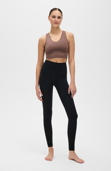 Adorn leggings in black & Adorn bra in cappuccino featuring an elegant scallop trim, made from OEKO-TEX® certified compression fabric with Elastique’s MicroPerle® technology to promote lymphatic drainage, boost circulation, reduce fatigue, and smooth the skin.