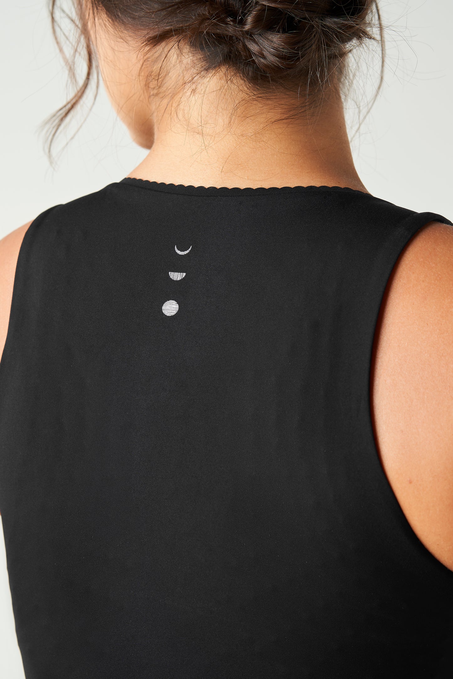Adorn tank in black featuring an elegant scallop trim, made from OEKO-TEX® certified compression fabric with Elastique’s MicroPerle® technology to promote lymphatic drainage, boost circulation, and reduce fatigue.
