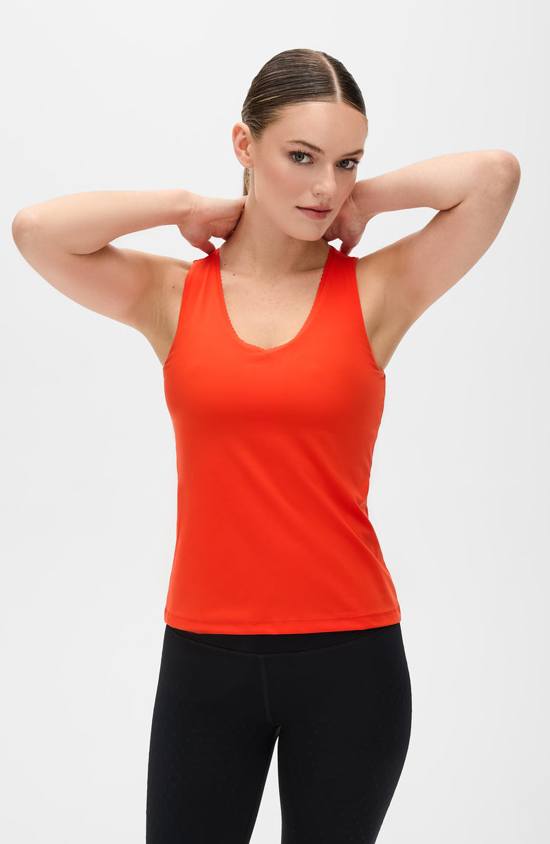 Adorn tank in poppy red color featuring an elegant scallop trim, made from OEKO-TEX® certified compression fabric with Elastique’s MicroPerle® technology to promote lymphatic drainage, boost circulation, and reduce fatigue.