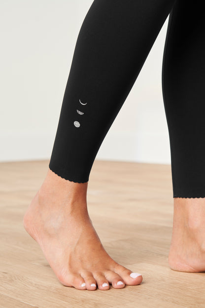 Adorn leggings in black featuring an elegant scallop trim, made from OEKO-TEX® certified compression fabric with Elastique’s MicroPerle® technology to promote lymphatic drainage, boost circulation, reduce fatigue, and smooth the skin.