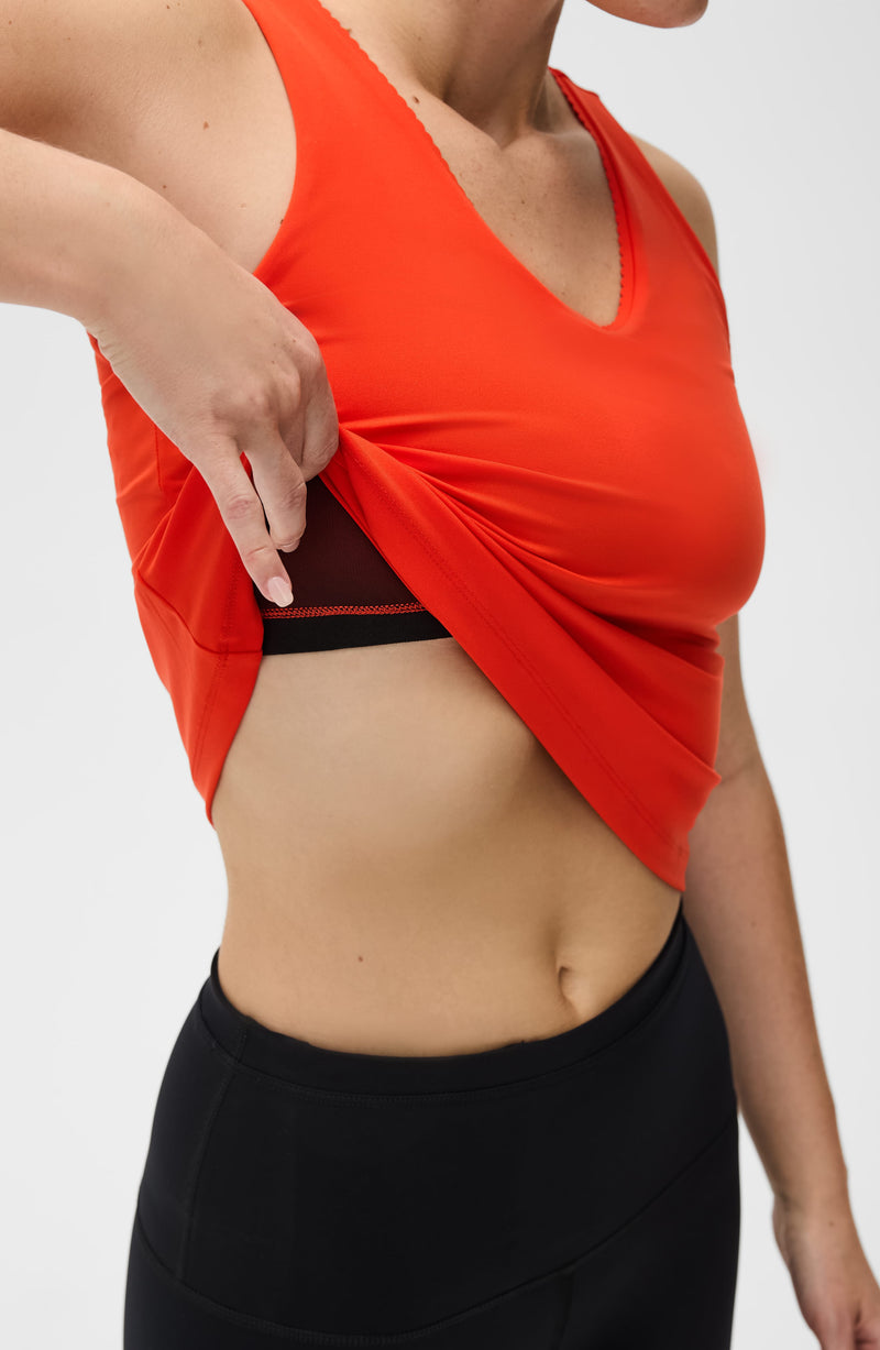 Adorn tank in poppy red color featuring an elegant scallop trim, made from OEKO-TEX® certified compression fabric with Elastique’s MicroPerle® technology to promote lymphatic drainage, boost circulation, and reduce fatigue.