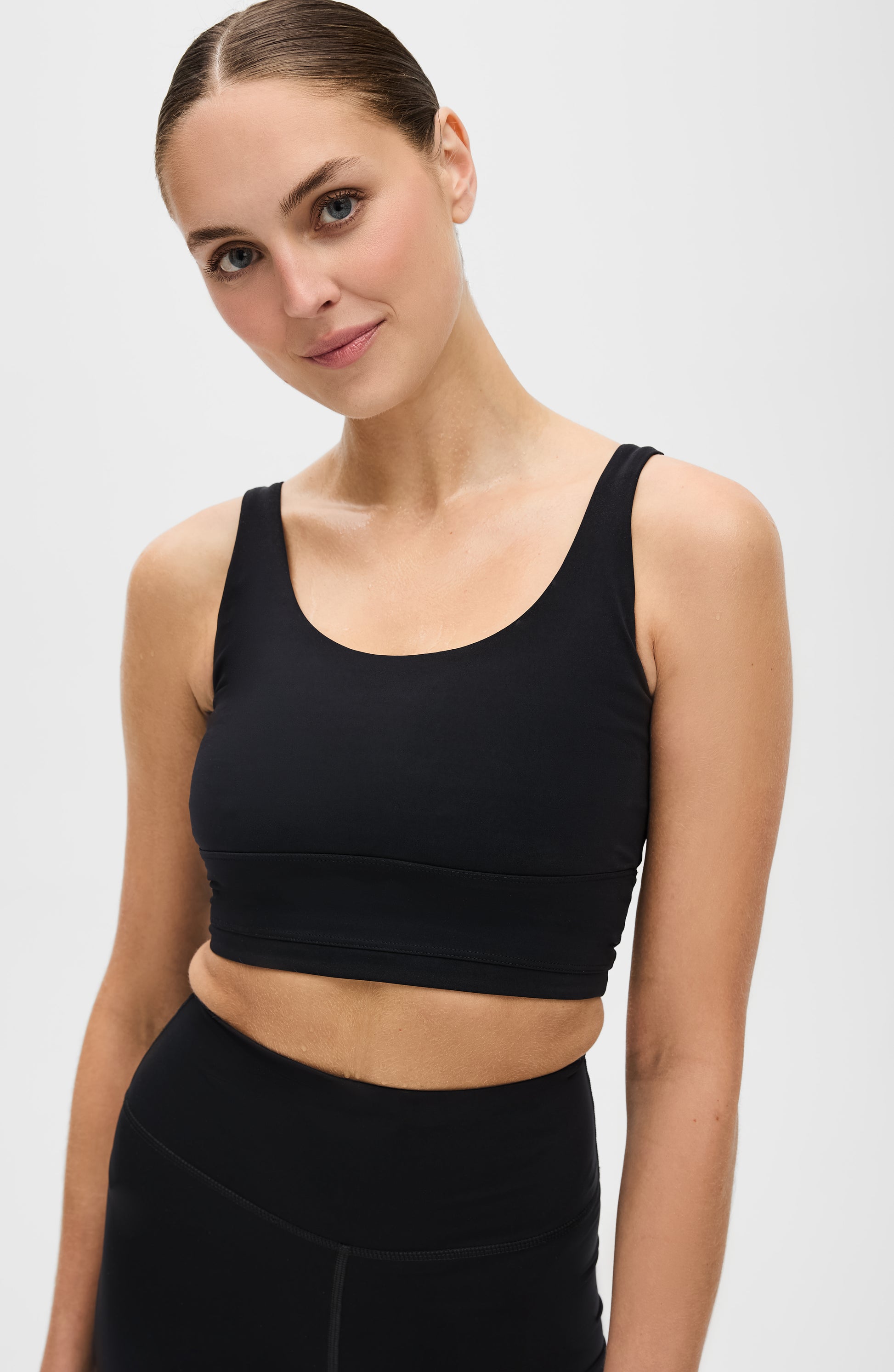 Lisse bra in black made from OEKO-TEX® certified compression fabric designed to enhance circulation, boost energy, and reduce swelling for everyday comfort.