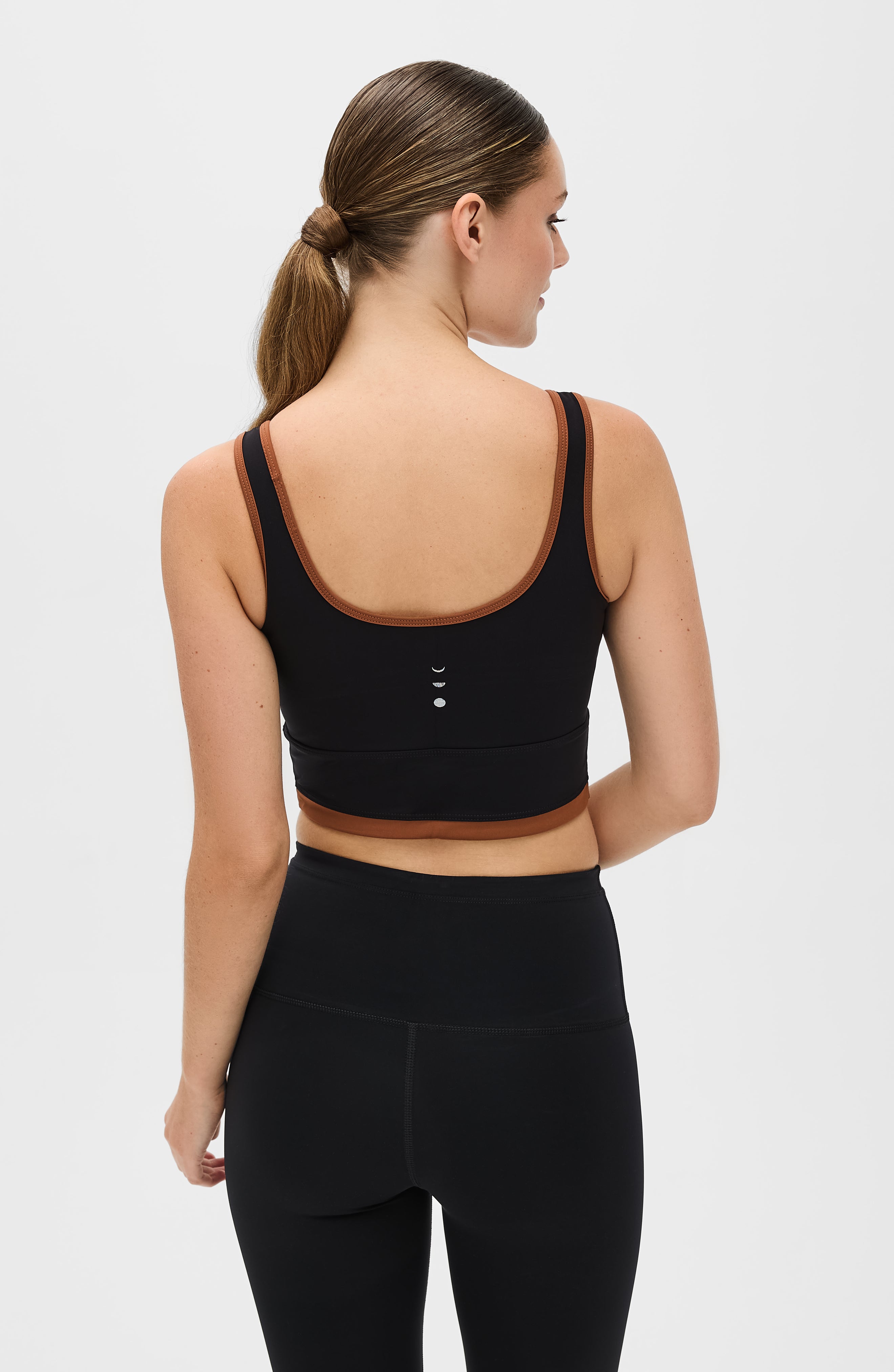 Lisse bra in black made from OEKO-TEX® certified compression fabric designed to enhance circulation, boost energy, and reduce swelling for everyday comfort.