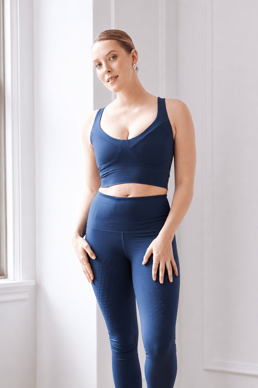 L’Original set in Navy blue with phone pocket, made from OEKO-TEX® certified compression fabric featuring Elastique’s MicroPerle® technology to promote lymphatic drainage, enhance blood circulation, reduce fatigue, and smooth the skin.
