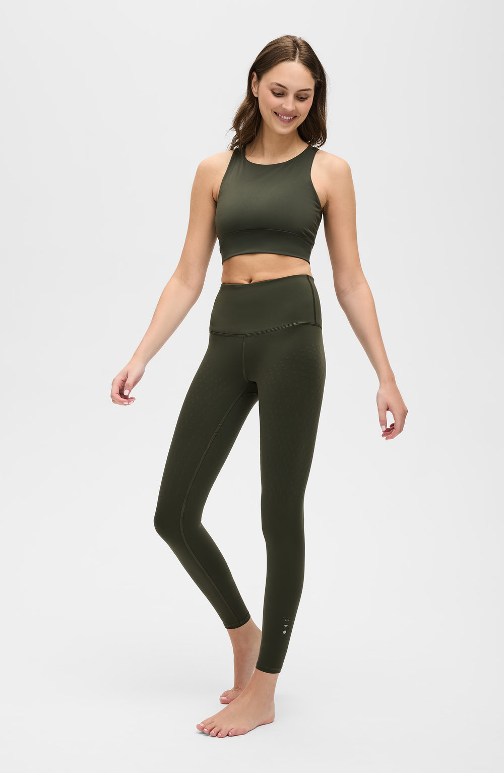 L’Original Leggings in olive green with matching L’Original Bra, made from OEKO-TEX® certified compression fabric featuring Elastique’s MicroPerle® technology to promote lymphatic drainage, enhance blood circulation, reduce fatigue, and smooth the skin.