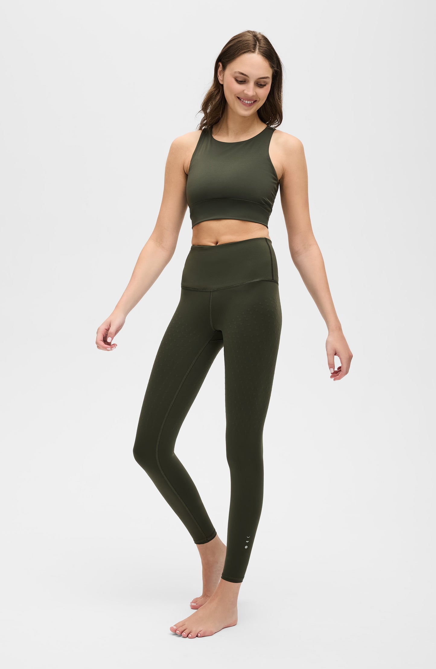 L’Original Leggings and bra in olive green with matching L’Original Bra, made from OEKO-TEX® certified compression fabric featuring Elastique’s MicroPerle® technology to promote lymphatic drainage, enhance blood circulation, reduce fatigue, and smooth the skin.