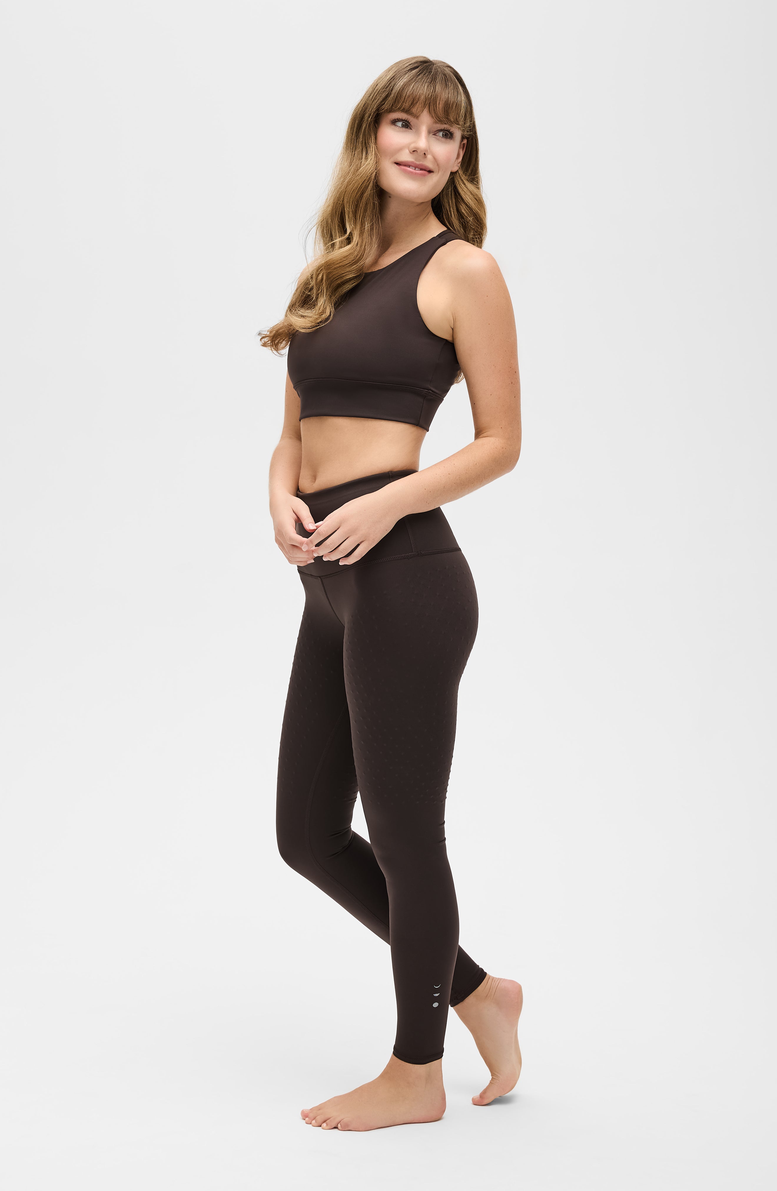 L’Original Leggings and bra in java brown with matching L’Original Bra, made from OEKO-TEX® certified compression fabric featuring Elastique’s MicroPerle® technology to promote lymphatic drainage, enhance blood circulation, reduce fatigue, and smooth the skin.