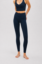 L’Original set in Navy blue with phone pocket, made from OEKO-TEX® certified compression fabric featuring Elastique’s MicroPerle® technology to promote lymphatic drainage, enhance blood circulation, reduce fatigue, and smooth the skin.