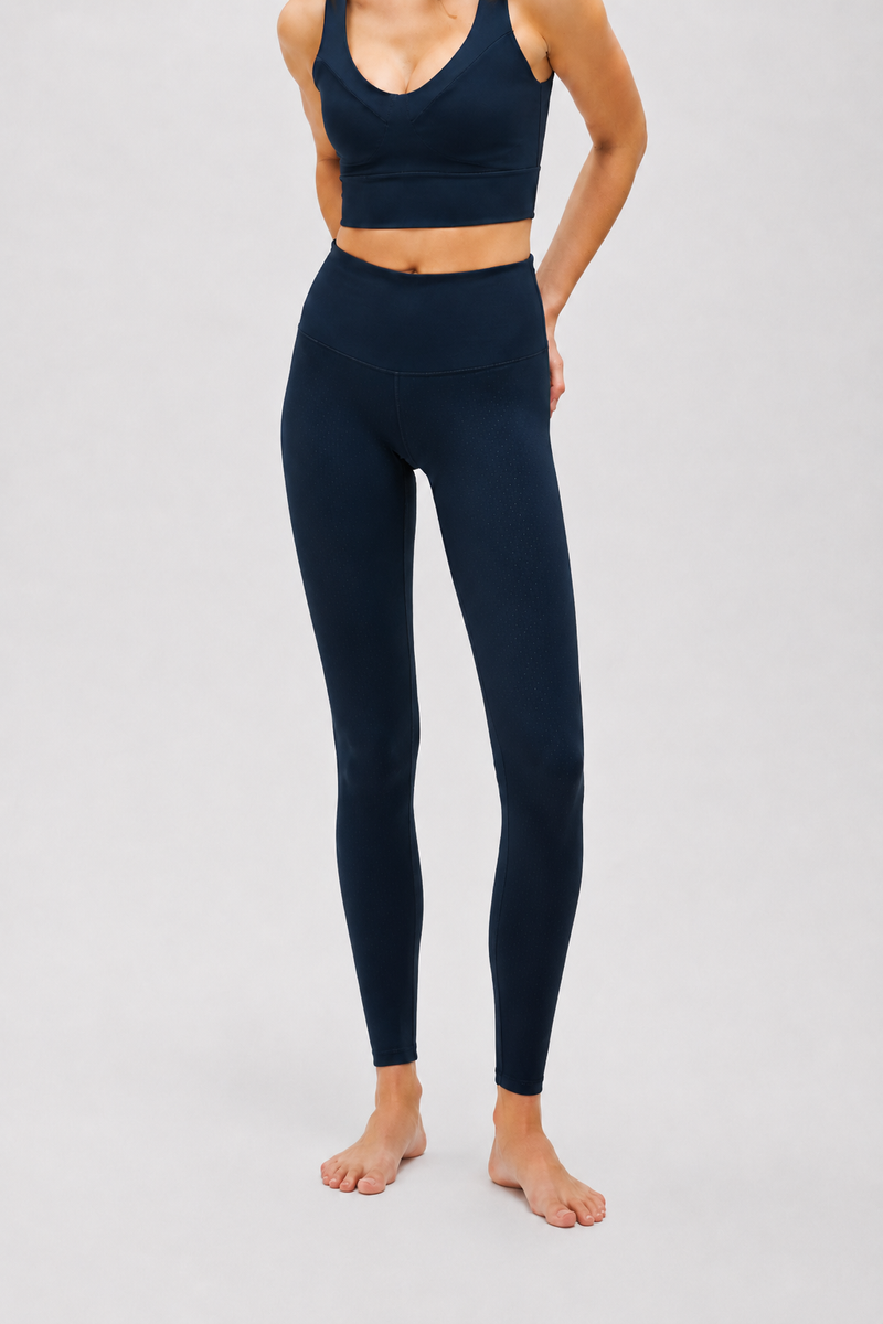 L’Original set in Navy blue with phone pocket, made from OEKO-TEX® certified compression fabric featuring Elastique’s MicroPerle® technology to promote lymphatic drainage, enhance blood circulation, reduce fatigue, and smooth the skin.