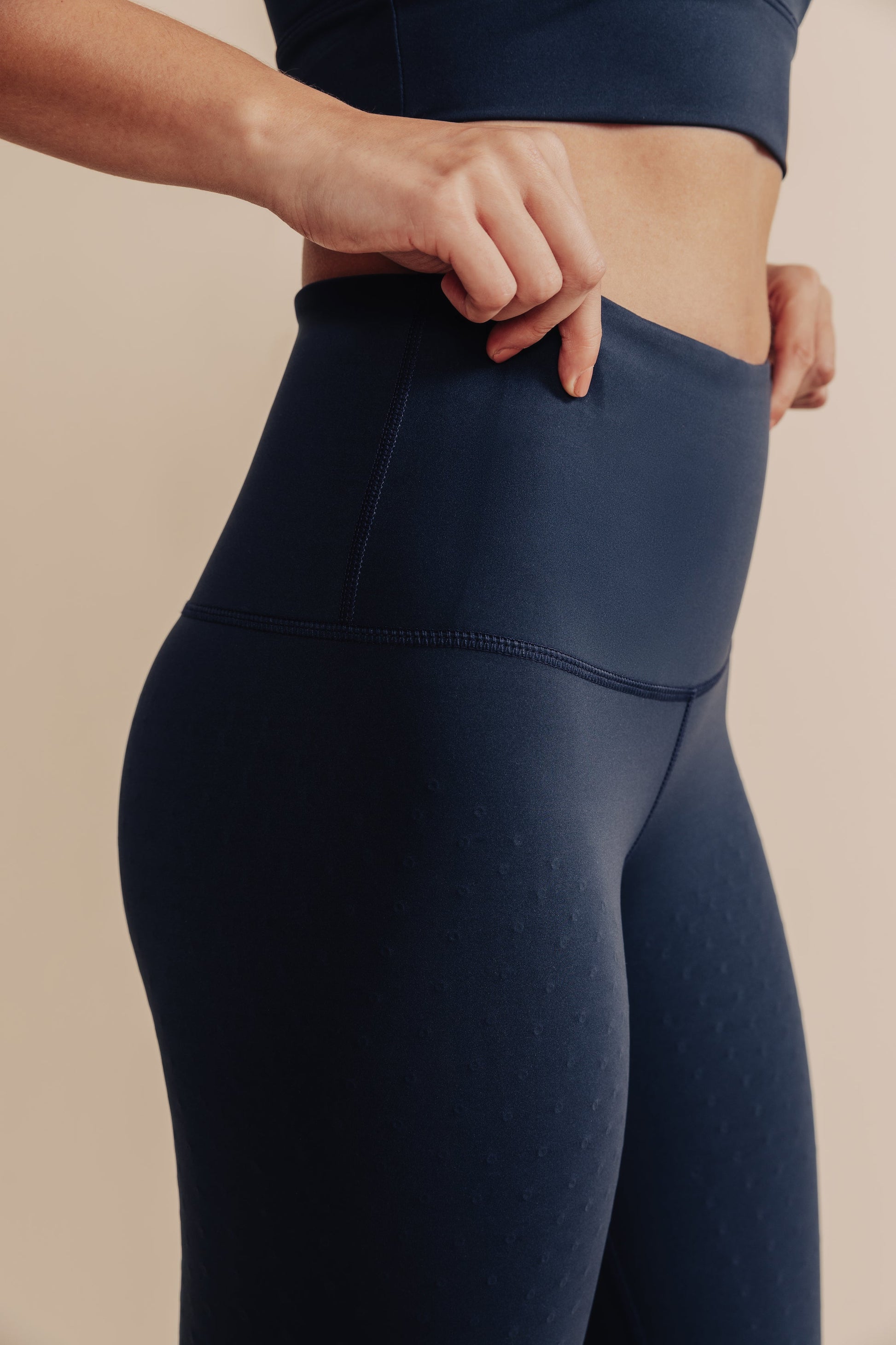 L'Original leggings 27'' in navy with OEKO-tex certified compression fabric, our MicroPerle® technology for lymphatic drainage, better circulation, reducing fatigue, smoother skin