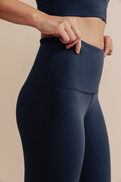 L'Original leggings 27'' in navy with OEKO-tex certified compression fabric, our MicroPerle® technology for lymphatic drainage, better circulation, reducing fatigue, smoother skin